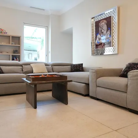 فيلة La Mascotte